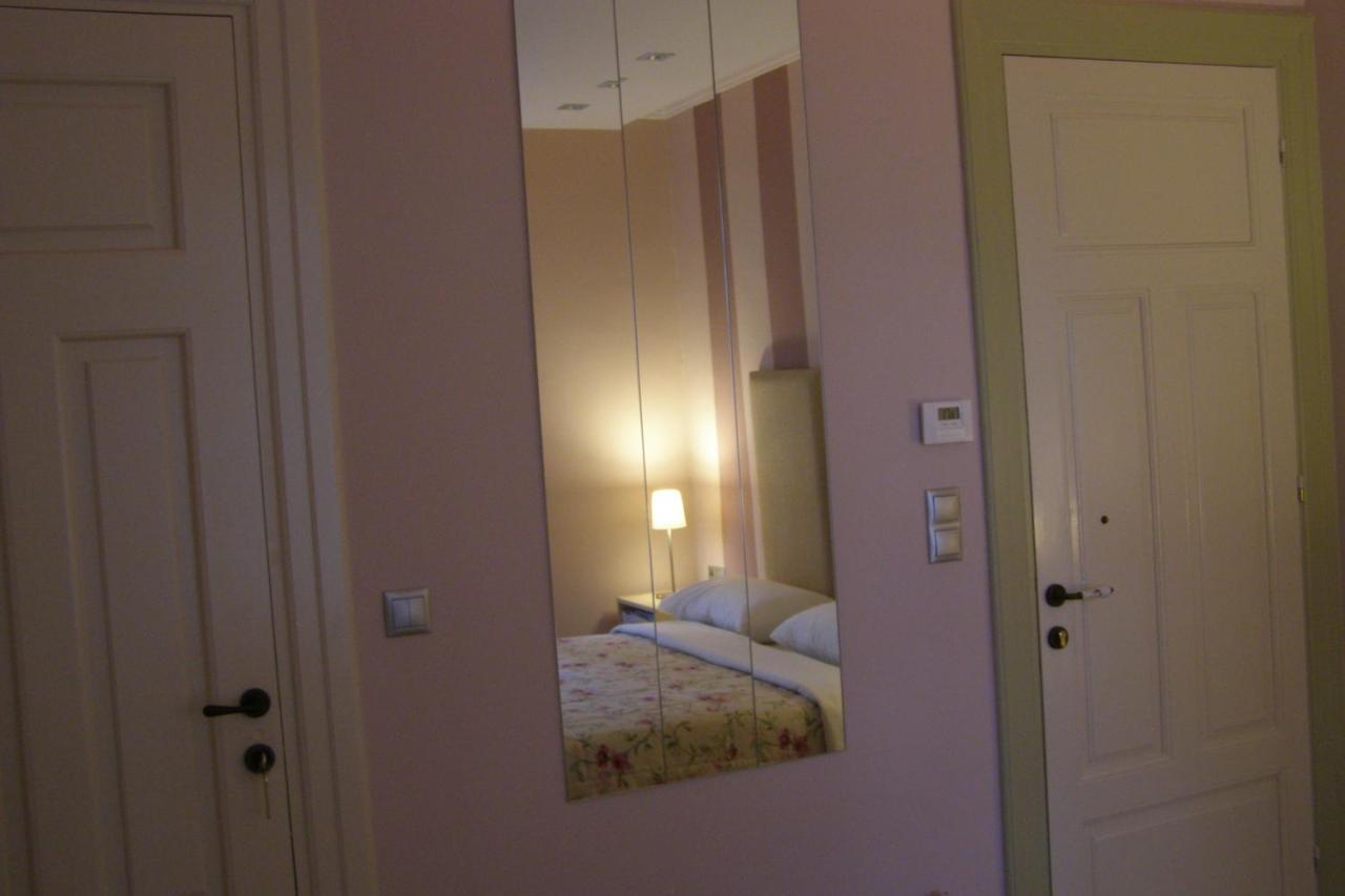 Room "Butterfly" In A Neoclassical House Кастория Экстерьер фото